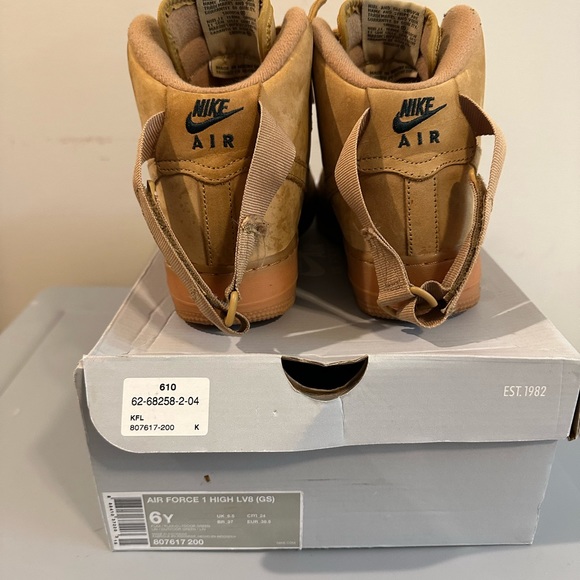 Nike - Picture 2 of 4